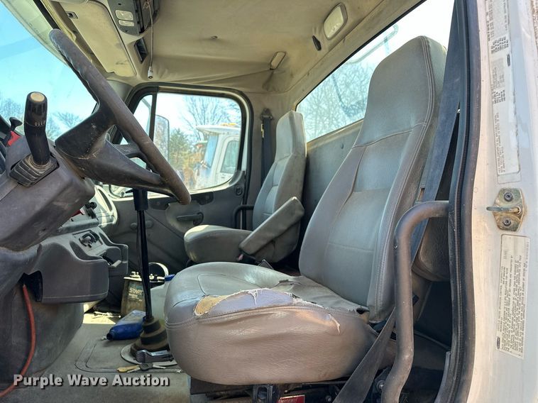 image for item EK0543 2006 Freightliner Business Class M2 semi truck