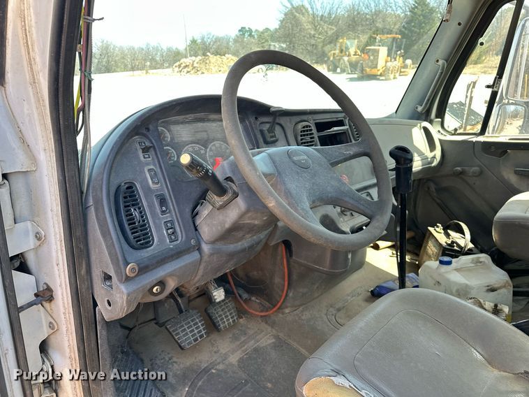 image for item EK0543 2006 Freightliner Business Class M2 semi truck