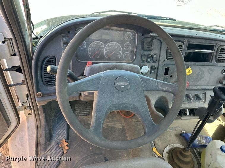 image for item EK0543 2006 Freightliner Business Class M2 semi truck