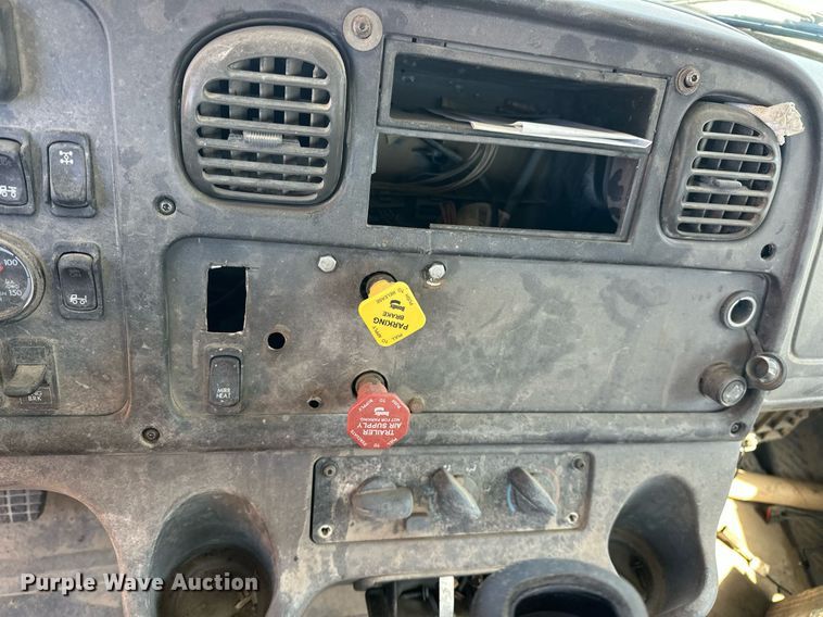 image for item EK0543 2006 Freightliner Business Class M2 semi truck