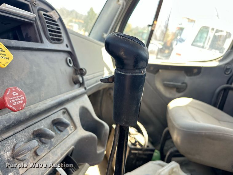 image for item EK0543 2006 Freightliner Business Class M2 semi truck