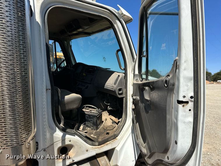 image for item EK0543 2006 Freightliner Business Class M2 semi truck