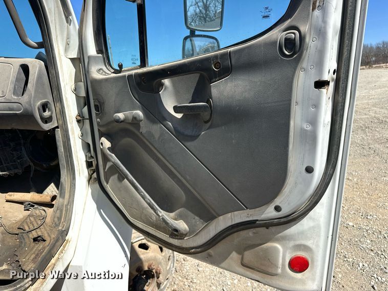 image for item EK0543 2006 Freightliner Business Class M2 semi truck