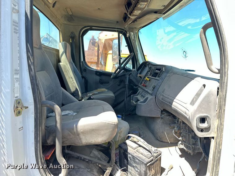 image for item EK0543 2006 Freightliner Business Class M2 semi truck