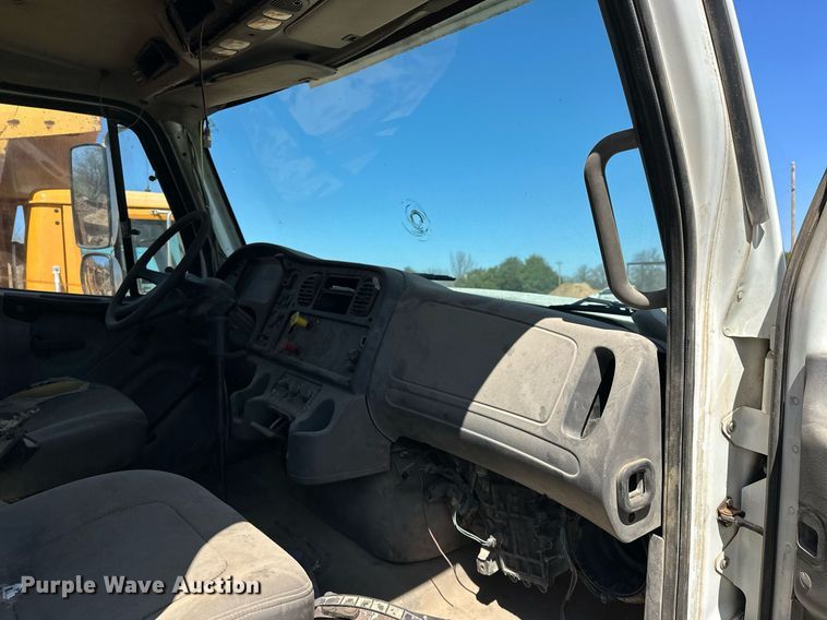 image for item EK0543 2006 Freightliner Business Class M2 semi truck