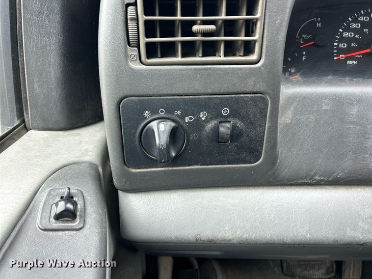 image for item EK2817 2002 Ford F250 Super Duty SuperCab pickup truck