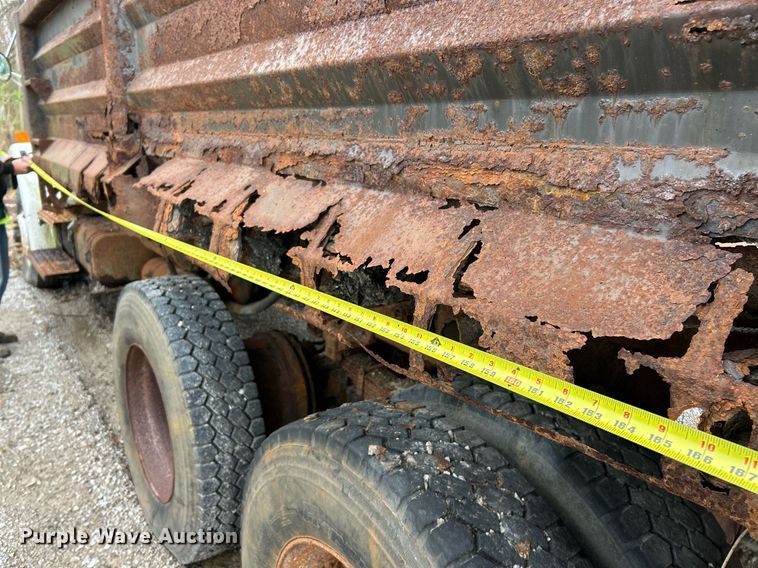 image for item EK2818 2000 Freightliner FL80 dump truck