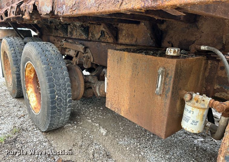 image for item EK2818 2000 Freightliner FL80 dump truck