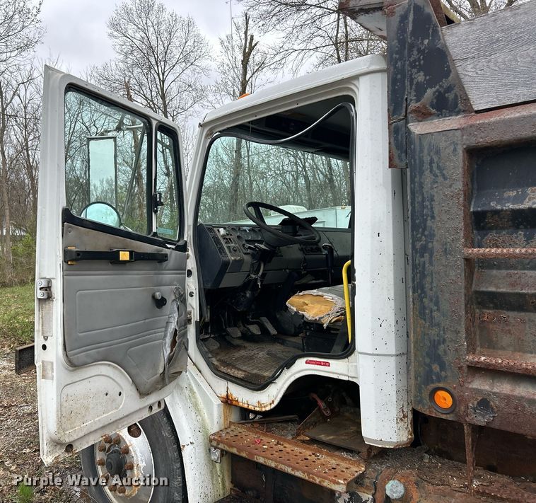 image for item EK2818 2000 Freightliner FL80 dump truck