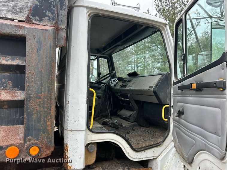 image for item EK2818 2000 Freightliner FL80 dump truck