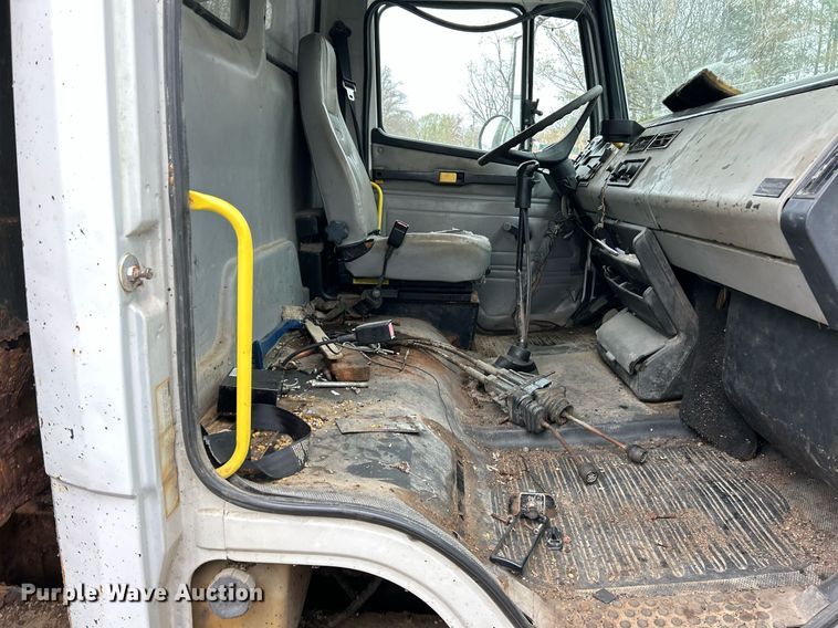 image for item EK2818 2000 Freightliner FL80 dump truck