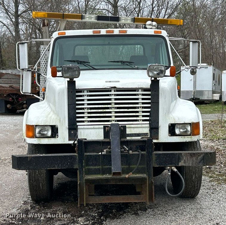 image for item EK2819 2001 International 4900 truck cab and chassis