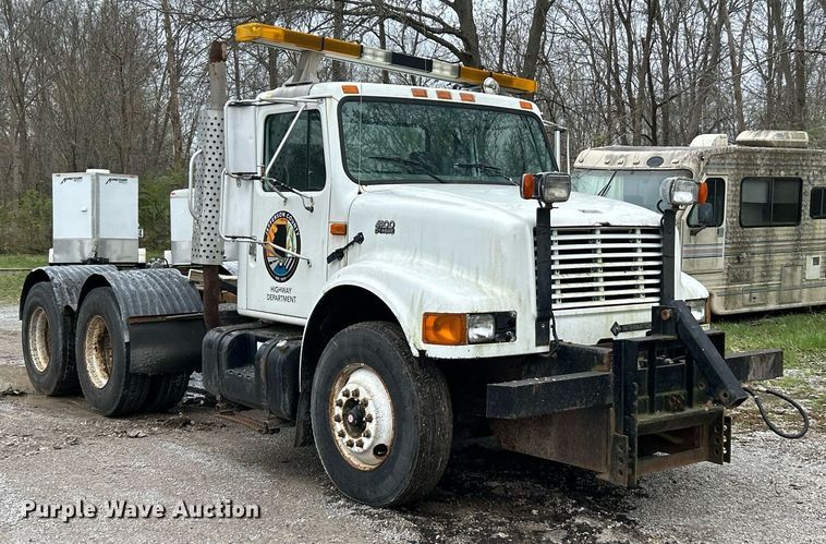 image for item EK2819 2001 International 4900 truck cab and chassis