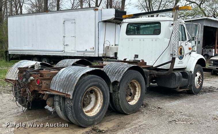 image for item EK2819 2001 International 4900 truck cab and chassis