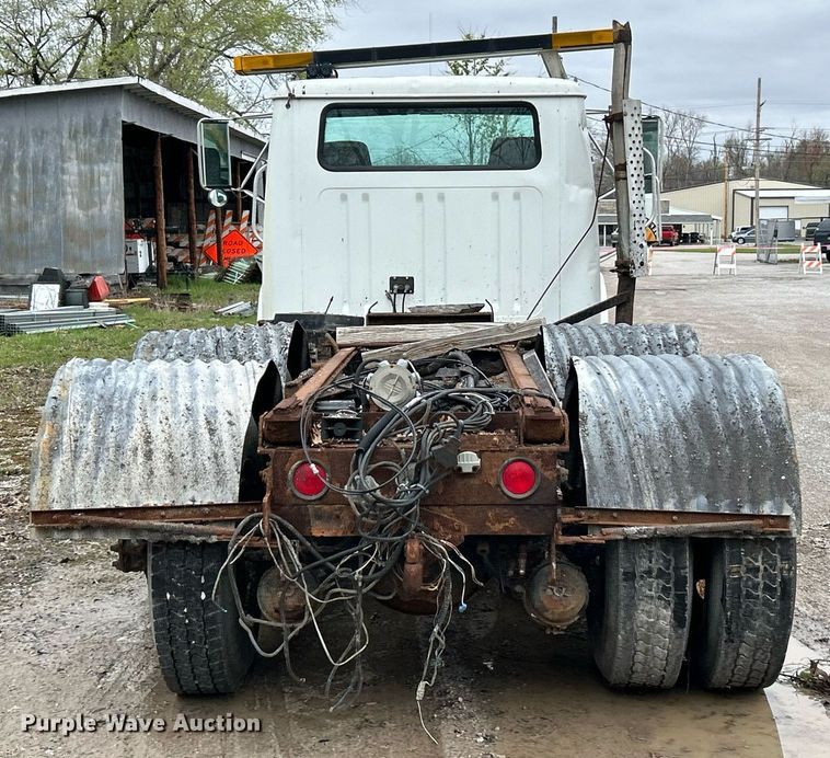 image for item EK2819 2001 International 4900 truck cab and chassis
