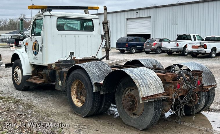 image for item EK2819 2001 International 4900 truck cab and chassis