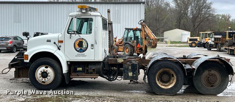 image for item EK2819 2001 International 4900 truck cab and chassis