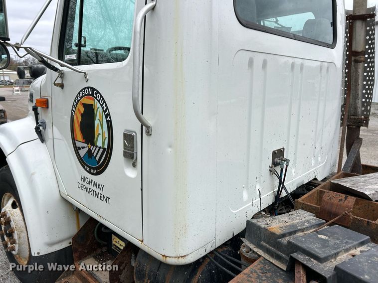 image for item EK2819 2001 International 4900 truck cab and chassis