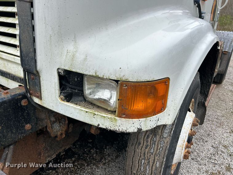 image for item EK2819 2001 International 4900 truck cab and chassis