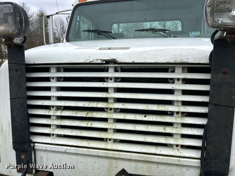 image for item EK2819 2001 International 4900 truck cab and chassis