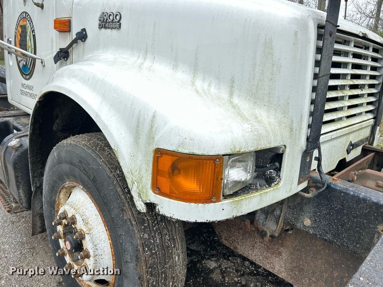 image for item EK2819 2001 International 4900 truck cab and chassis