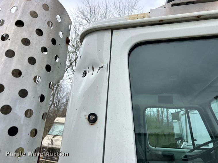 image for item EK2819 2001 International 4900 truck cab and chassis