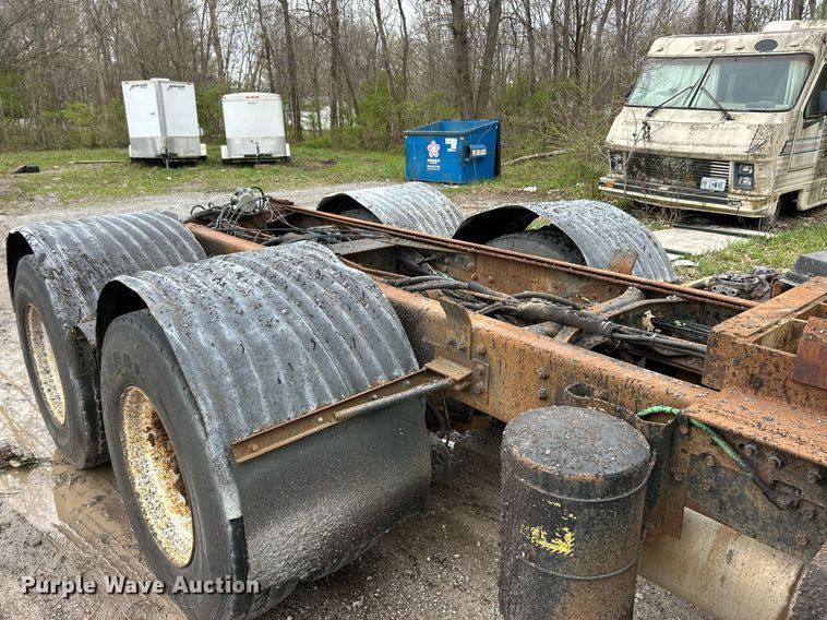 image for item EK2819 2001 International 4900 truck cab and chassis