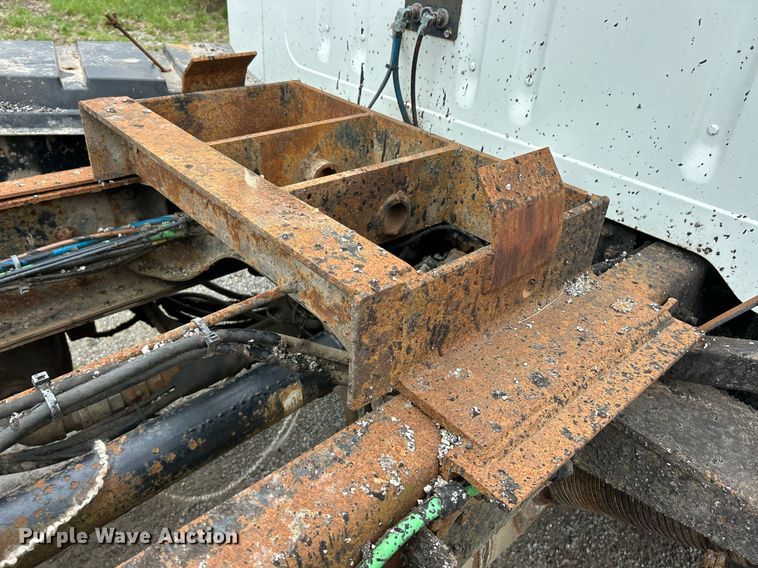 image for item EK2819 2001 International 4900 truck cab and chassis