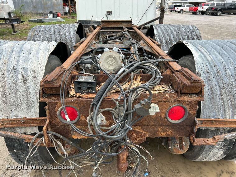 image for item EK2819 2001 International 4900 truck cab and chassis