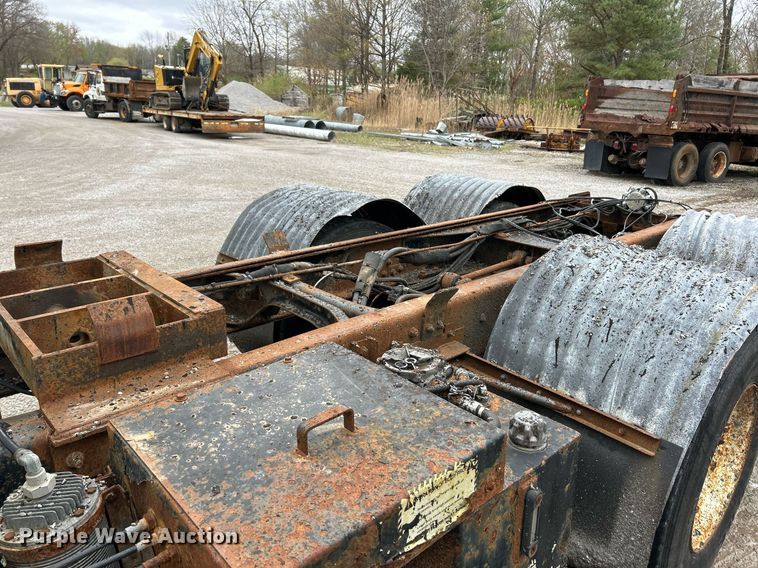 image for item EK2819 2001 International 4900 truck cab and chassis