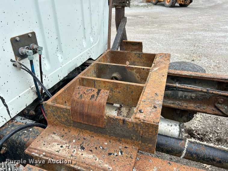 image for item EK2819 2001 International 4900 truck cab and chassis