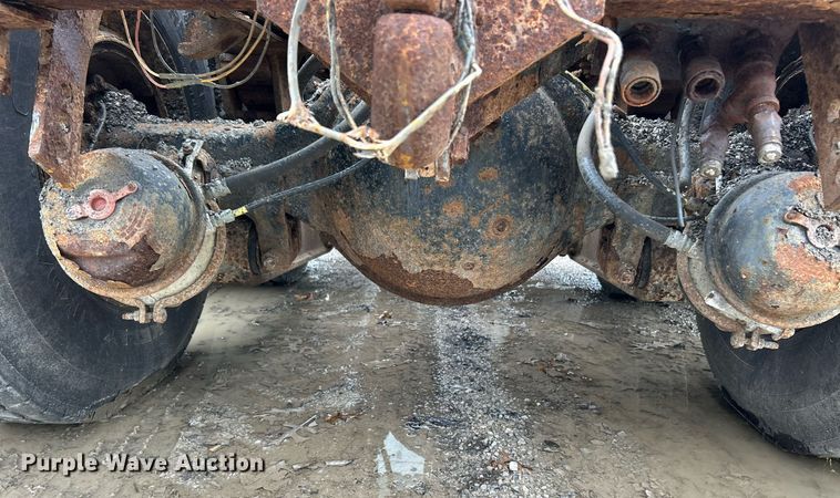 image for item EK2819 2001 International 4900 truck cab and chassis