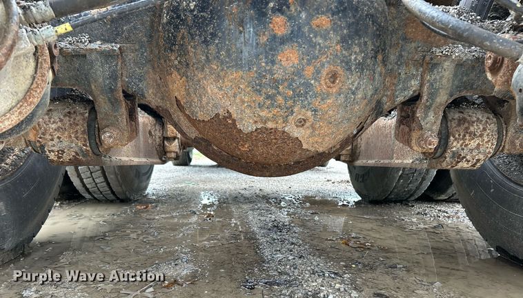 image for item EK2819 2001 International 4900 truck cab and chassis