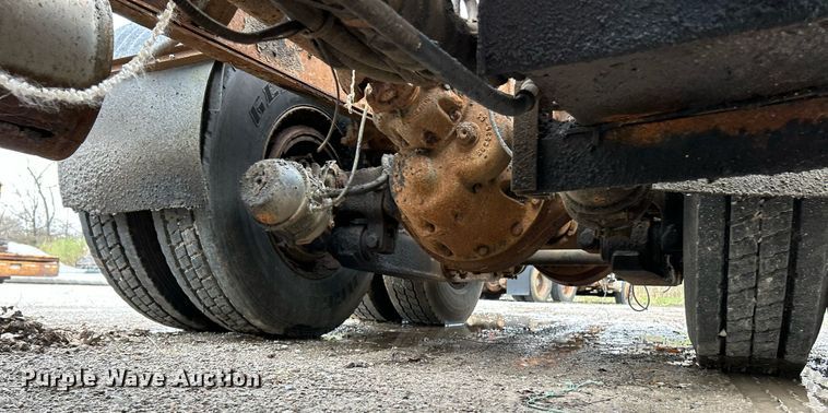 image for item EK2819 2001 International 4900 truck cab and chassis