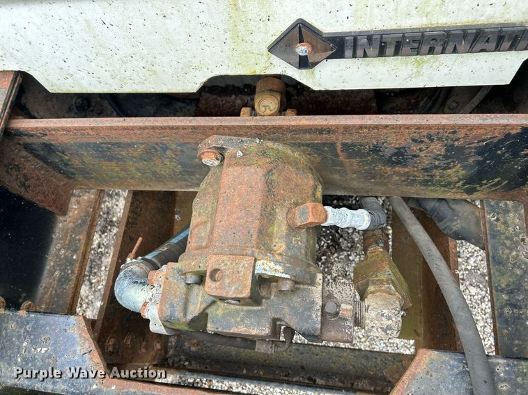 image for item EK2819 2001 International 4900 truck cab and chassis