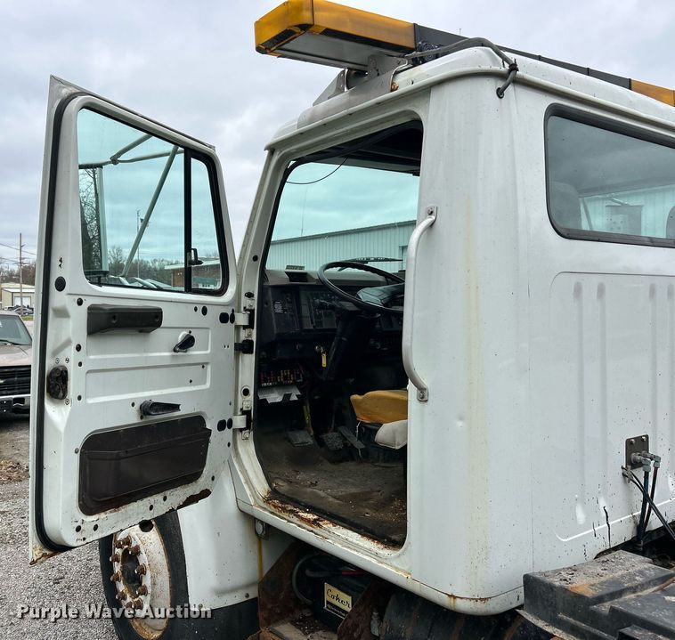 image for item EK2819 2001 International 4900 truck cab and chassis