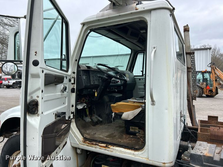 image for item EK2819 2001 International 4900 truck cab and chassis