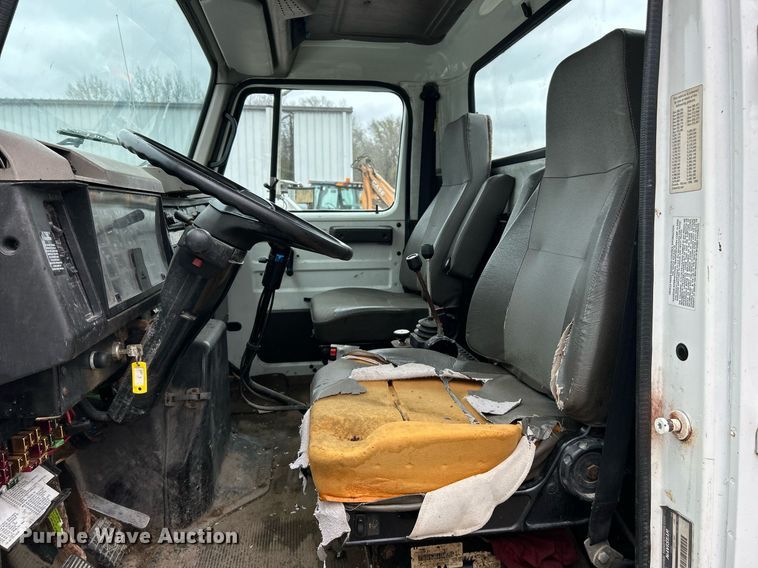 image for item EK2819 2001 International 4900 truck cab and chassis