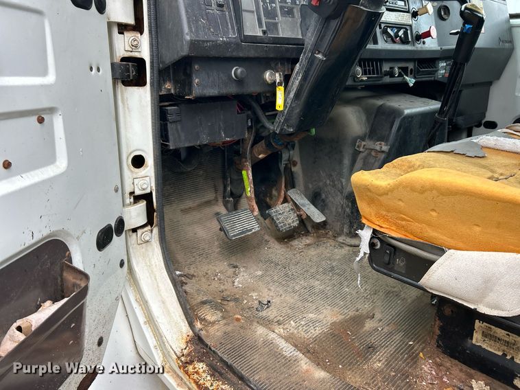 image for item EK2819 2001 International 4900 truck cab and chassis