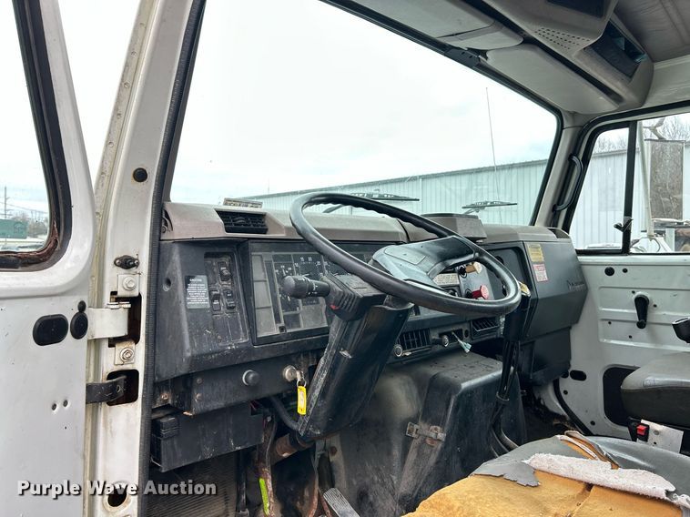 image for item EK2819 2001 International 4900 truck cab and chassis