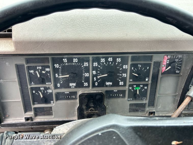 image for item EK2819 2001 International 4900 truck cab and chassis