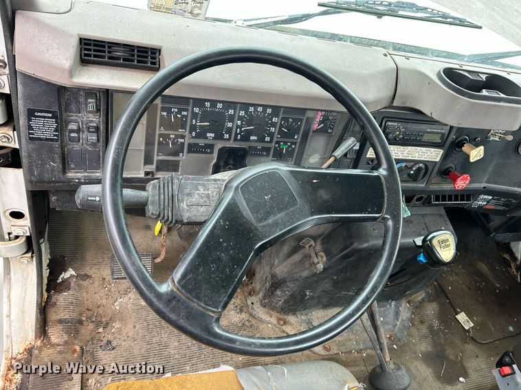 image for item EK2819 2001 International 4900 truck cab and chassis