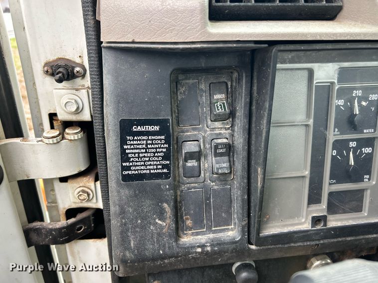 image for item EK2819 2001 International 4900 truck cab and chassis