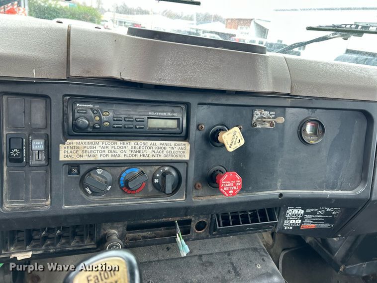 image for item EK2819 2001 International 4900 truck cab and chassis