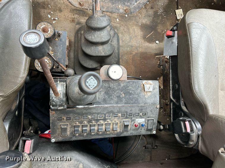 image for item EK2819 2001 International 4900 truck cab and chassis