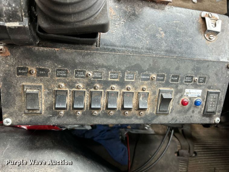 image for item EK2819 2001 International 4900 truck cab and chassis