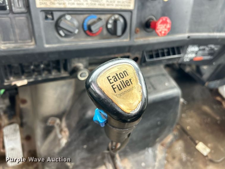 image for item EK2819 2001 International 4900 truck cab and chassis