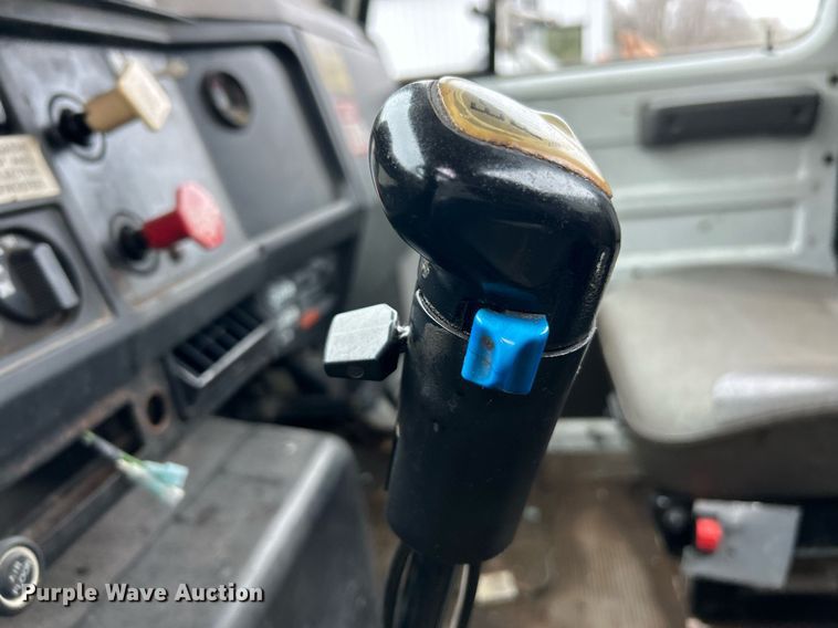 image for item EK2819 2001 International 4900 truck cab and chassis