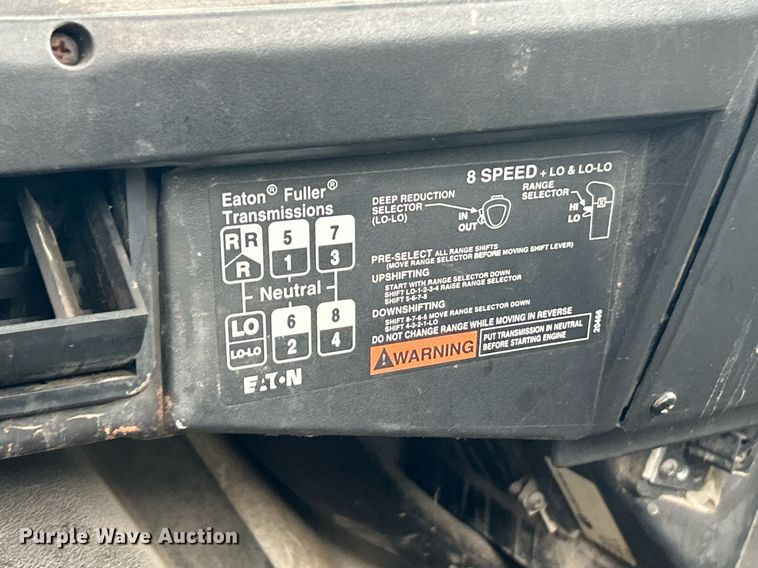 image for item EK2819 2001 International 4900 truck cab and chassis