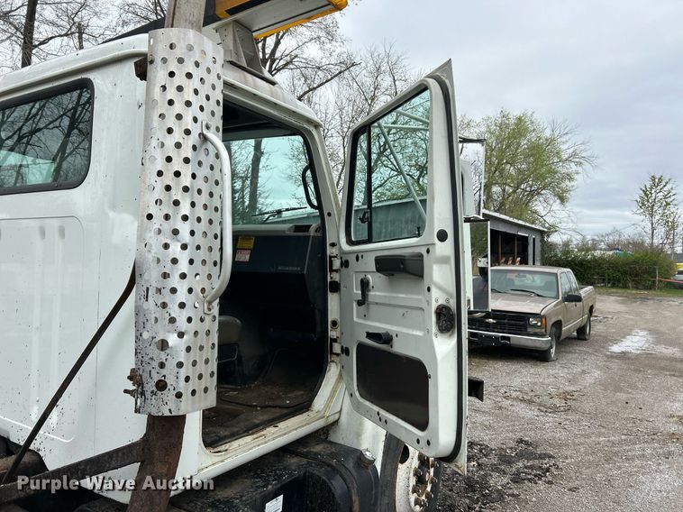 image for item EK2819 2001 International 4900 truck cab and chassis